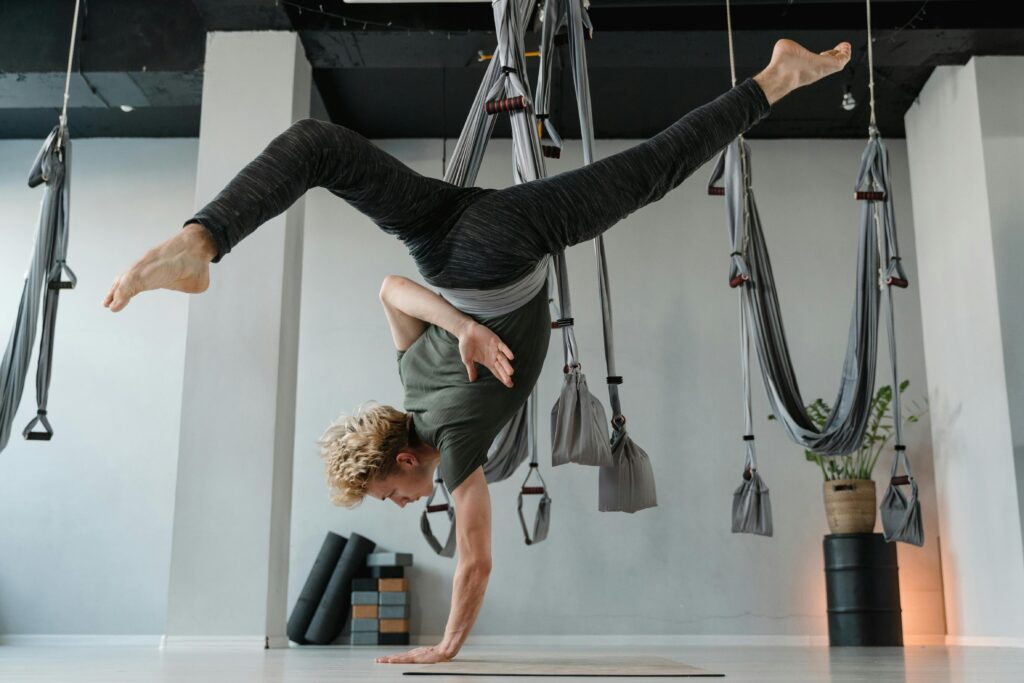 yoga aérien homme